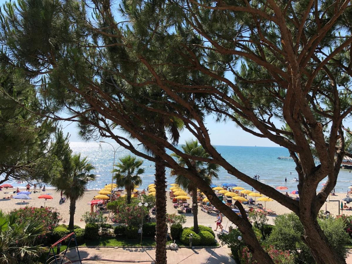 Mali I Robit Beachfront Apartment Голем Екстериор снимка