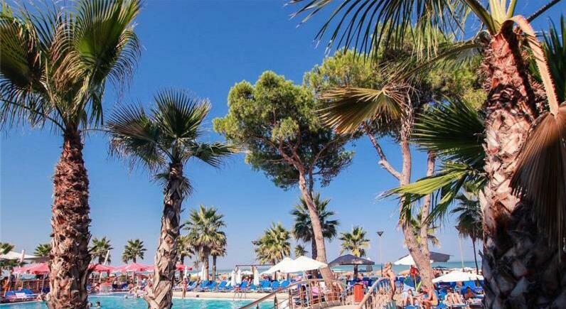Mali I Robit Beachfront Apartment Голем Екстериор снимка