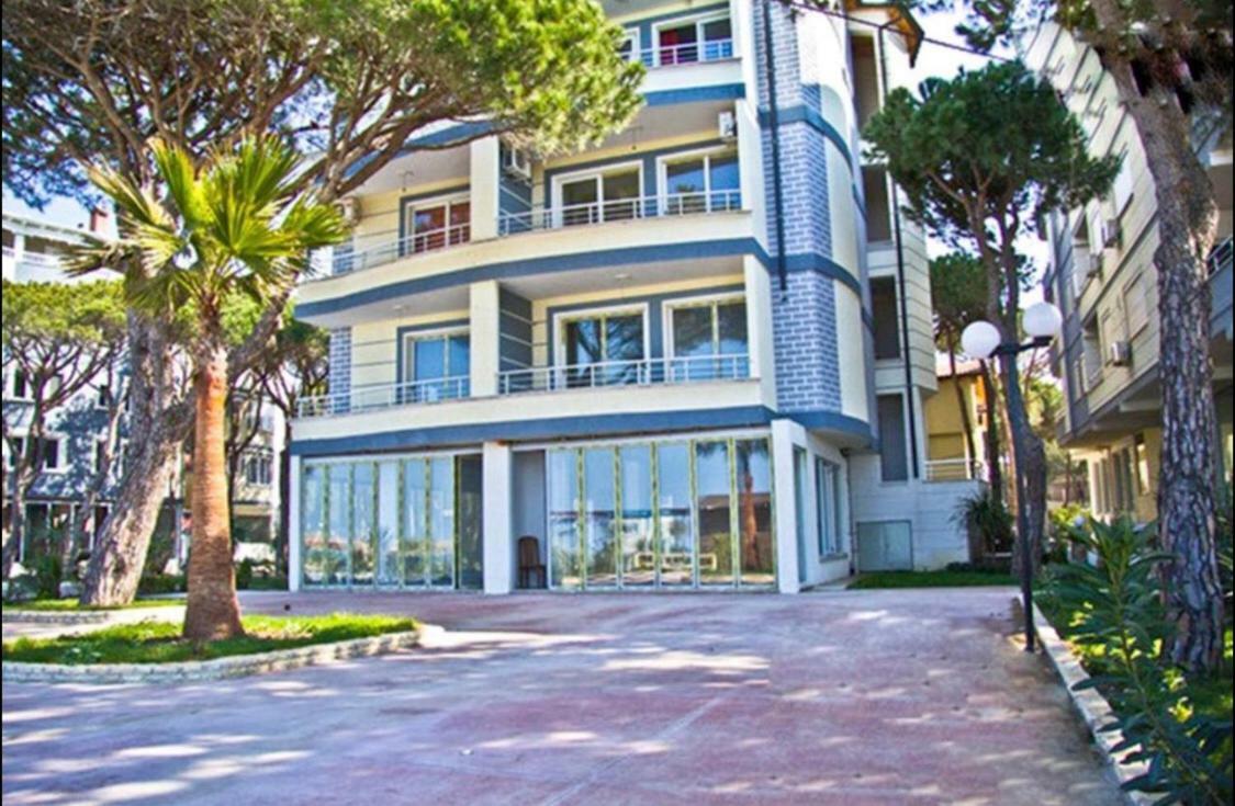 Mali I Robit Beachfront Apartment Голем Екстериор снимка