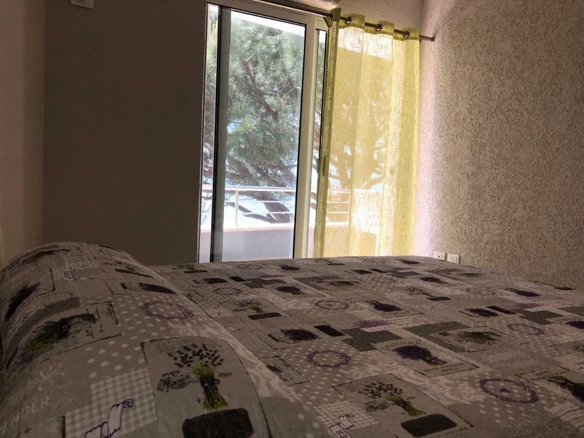 Mali I Robit Beachfront Apartment Голем Екстериор снимка