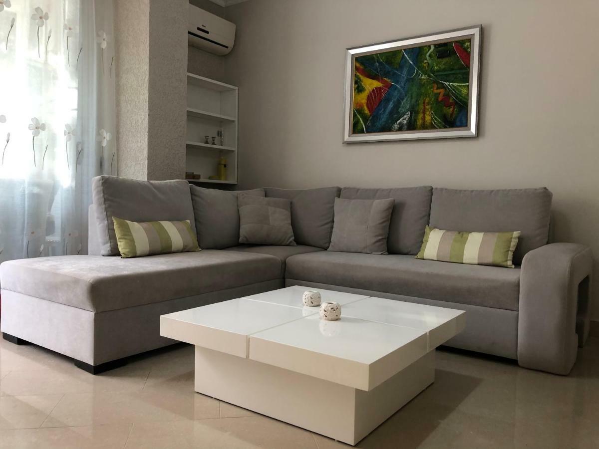 Mali I Robit Beachfront Apartment Голем Екстериор снимка